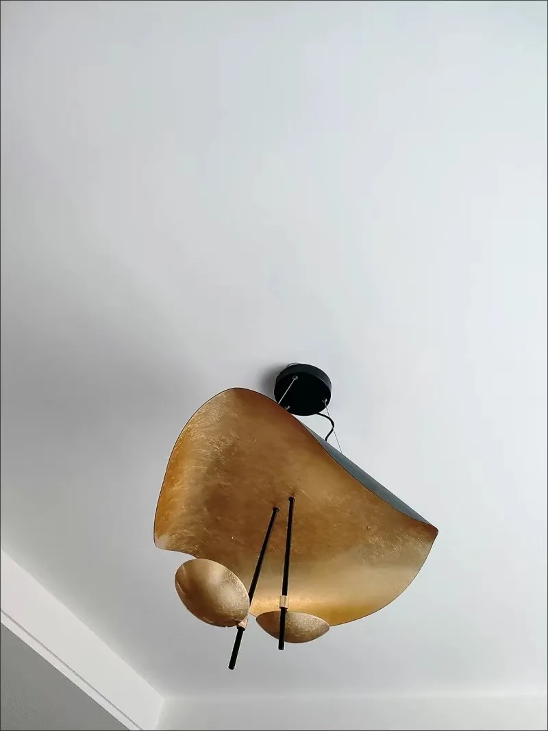 Lampe LED suspendue feuille d'or, simple et moderne, luminaire décoratif d'intérieur, idéal pour une salle à manger, un salon ou une chambre à coucher