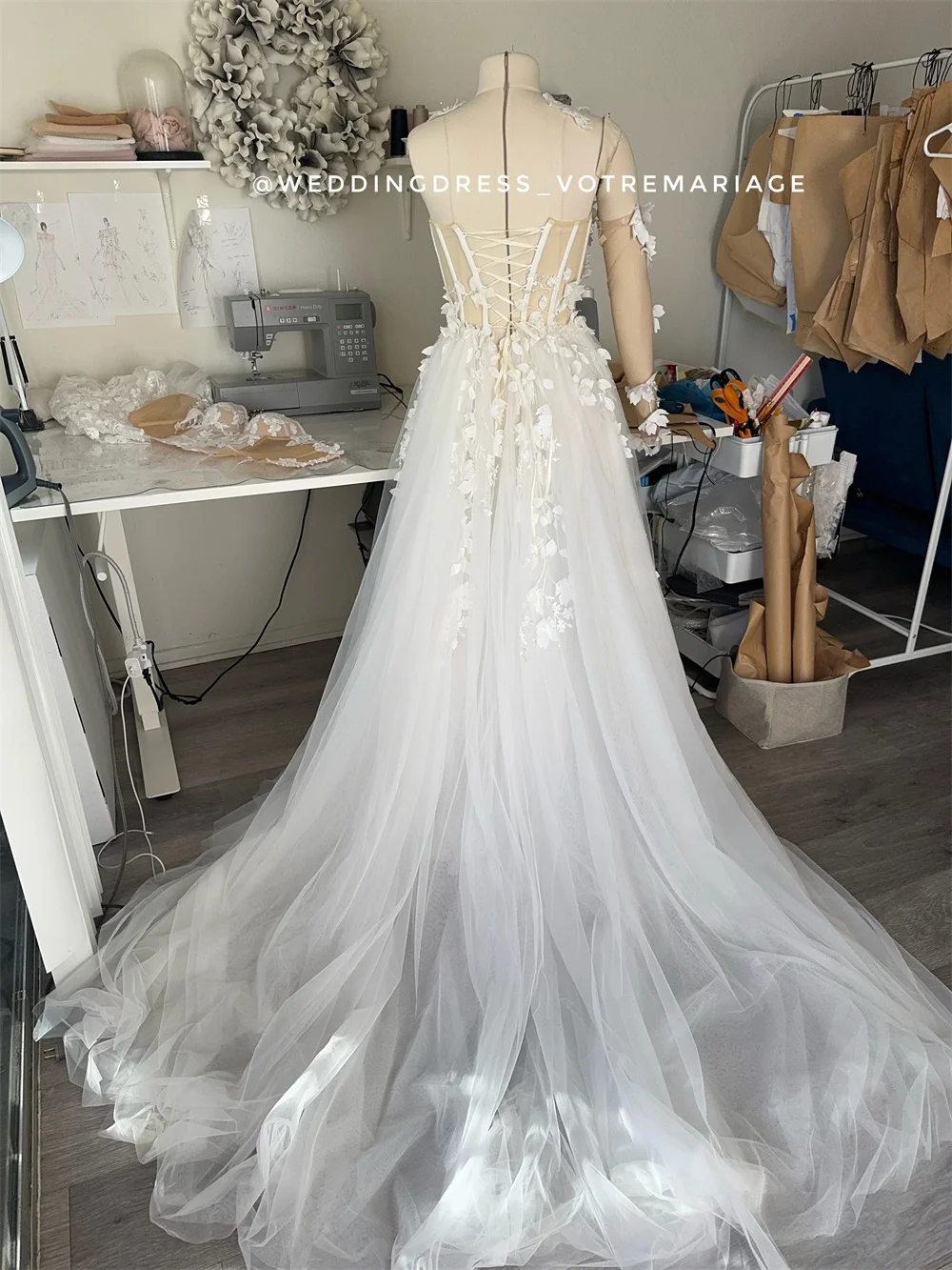 Tokyo Maßgeschneidertes weißes Brautkleid mit seitlich hohem Schlitz, schulterfrei, A-Linie, Rücken, Schnür-Brautkleid, Hofschleppe-Brautkleid