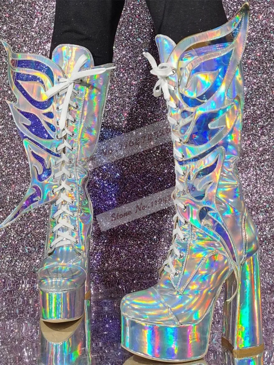 

Сапоги до колена с серебряной голограммой и переливающимся массивным каблуком, высокие сапоги на высокой платформе с крыльями бабочки, светоотражающие глянцевые туфли на шнуровке