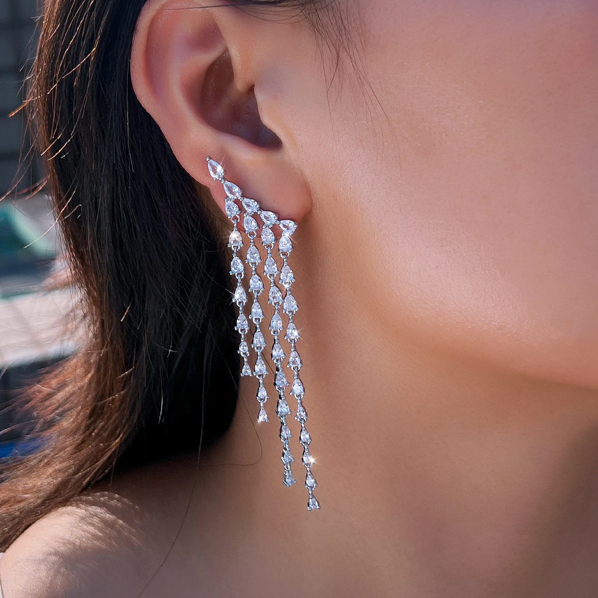 CWWZircons Luxuriöse Glänzende CZ-Quasten-Wassertropfen-Cluster Lange Hängeohrringe für Damen, Brautschmuck, Hochzeitsschmuck, Party-Schmuck, Großhandel E1179 – Detail 5