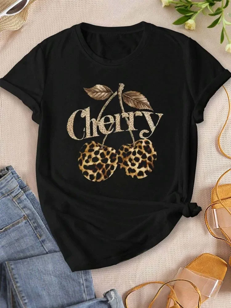 เสื้อยืดขนาดบวกของผู้หญิงเสื้อผ้าแขนสั้นกราฟิกด้านบน หลวมและลําลอง นุ่มสบายระบายอากาศได้ กีฬากลางแจ้ง