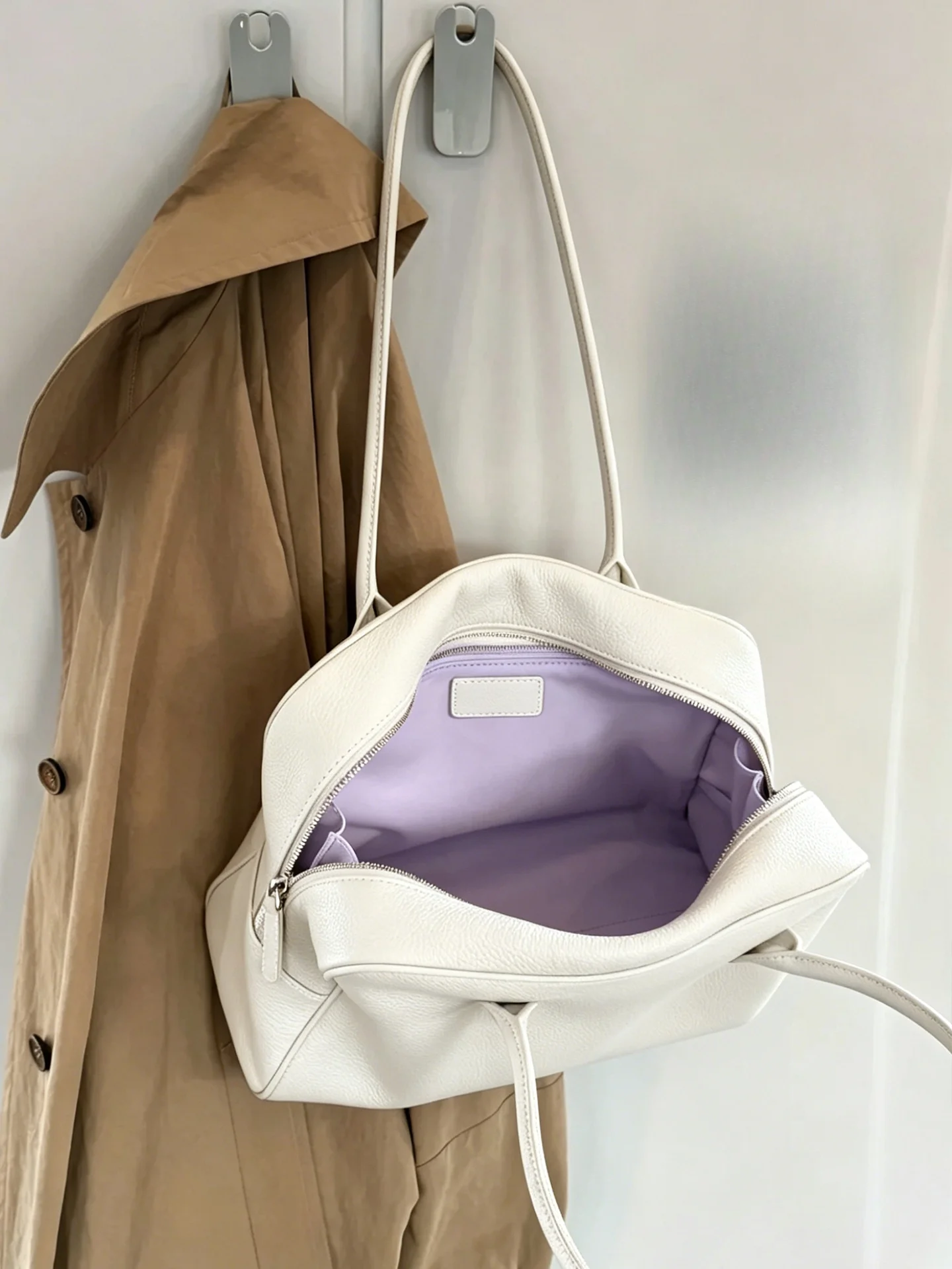 

White Boston Bag Commuter Large Capacity Shoulder Bag Women's New 2026 High-End Sensation Underarm Bowling Bag Summer