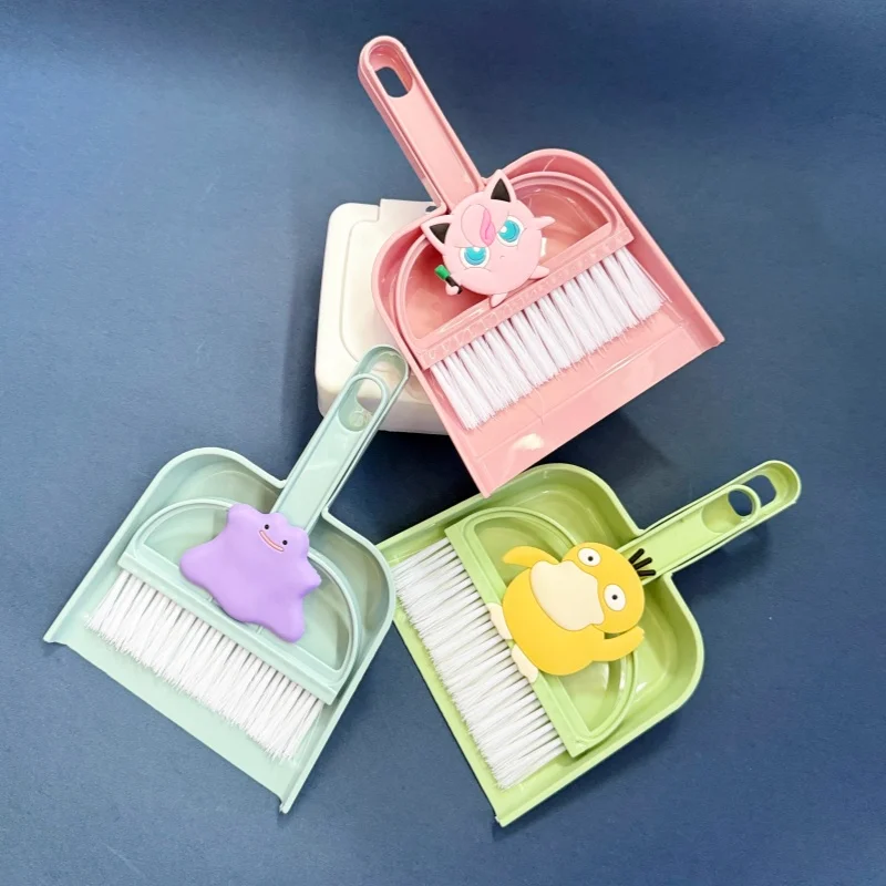 Conjunto de mini vassoura e pá de lixo Kawaii Pokemon, pequena vassoura de limpeza para mesa, combinação de limpador para escritório, presente.