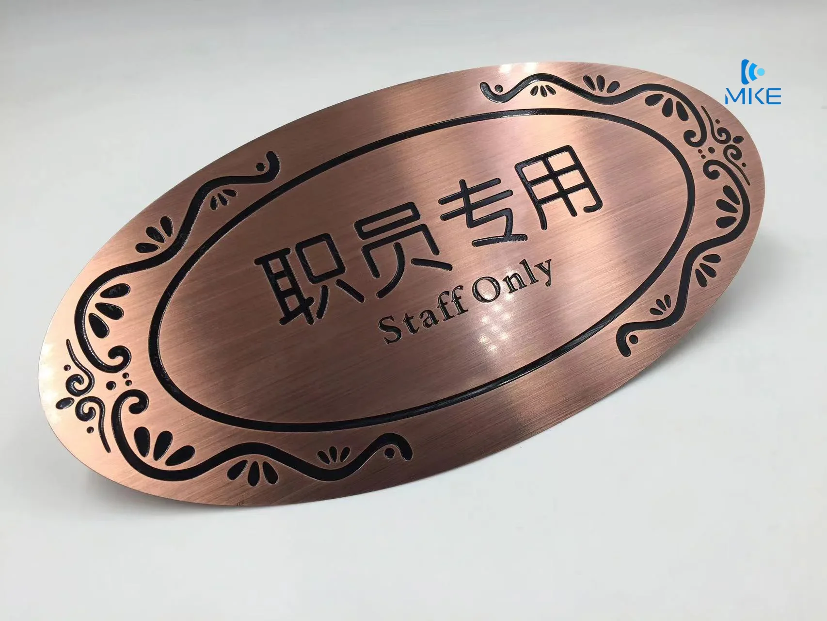 Recorte de tarjetas de metal de oro rosa cepillado