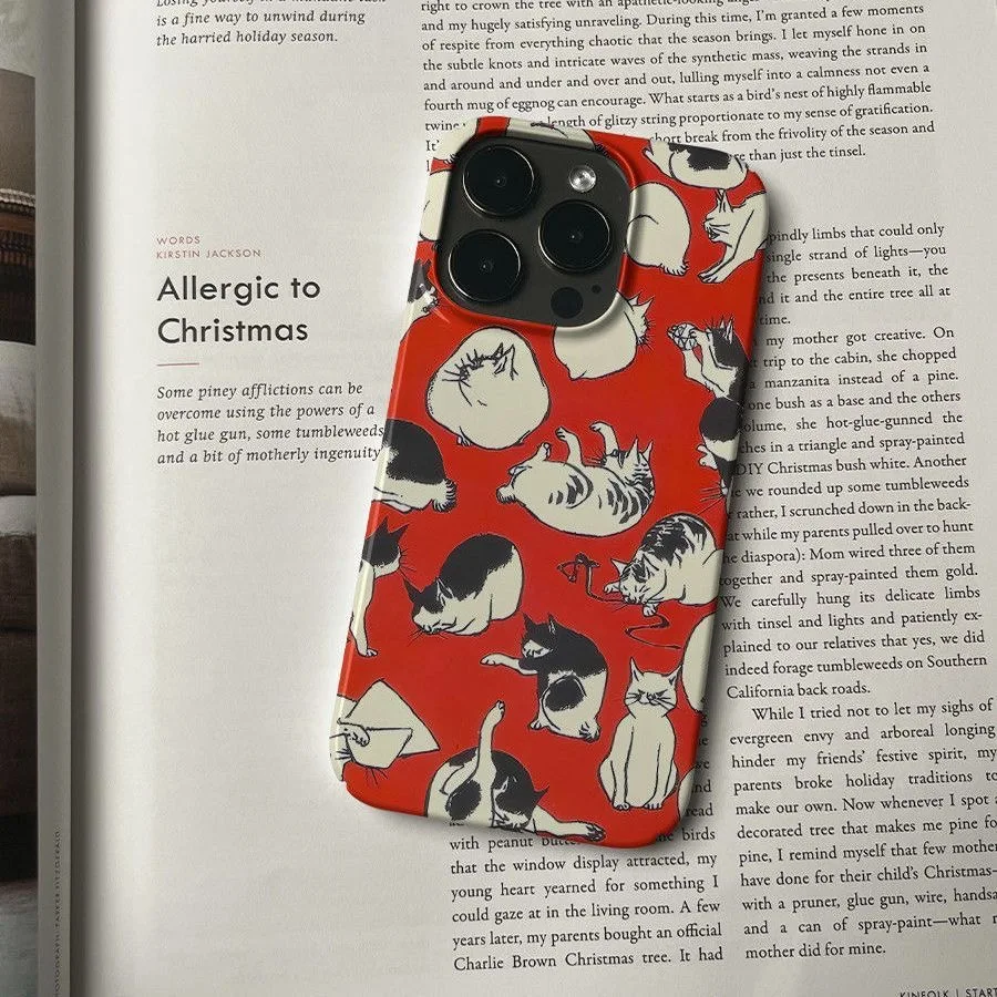 Niedliche verspielte Multi-Cats lebendige rote Hintergrund skurrile Handyhülle für iPhone 17, 16, 15, 14, 11, 12, 13 Pro Max Air Plus Rückseite