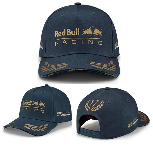 Imagen 1 del producto Una gorra de béisbol versátil, transpirable y protectora solar con letras perforadas, cabezas grandes envejecidas y bloqueadas en color.