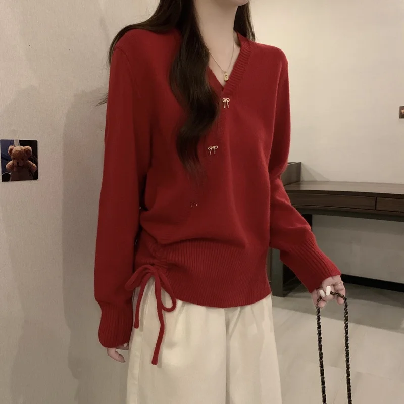 سترة نسائية محبوكة باللون الأحمر أوائل الخريف مقاس كبير فريد من نوعه بتصميم جميل للغاية وزر مائل على شكل حرف V طويل Sve