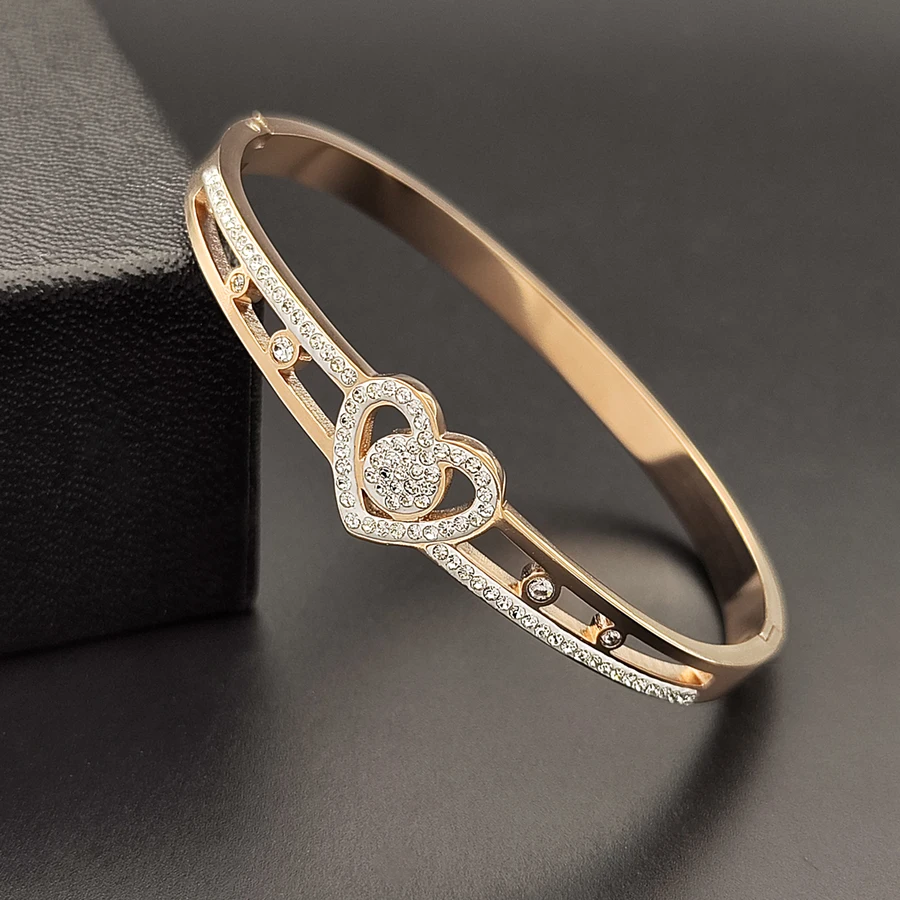 Charming heart shaped bracelet is a woman's eternal love bracelet bracelet Charming gift is a woman's stainless steel exquisite