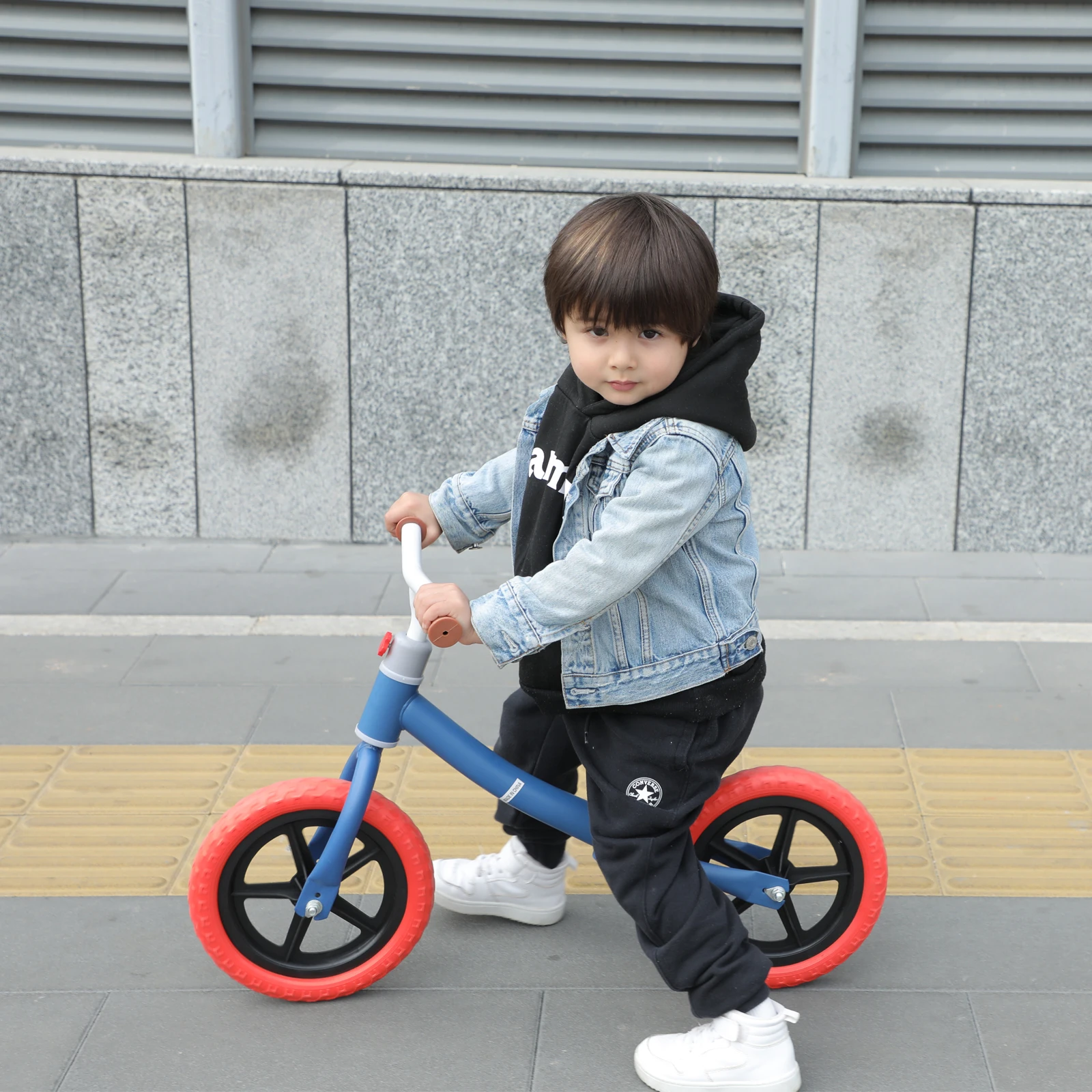 Bicicleta de equilibrio de 11 pulgadas para niños, neumáticos de acero al carbono y PE de altura ajustable para 2 a 6 años