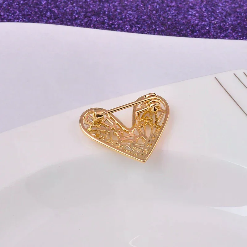 Women's fashionable brooch - garment fastener - heart-shaped embarrassment-proof brooch - scarf-shirt collar badge