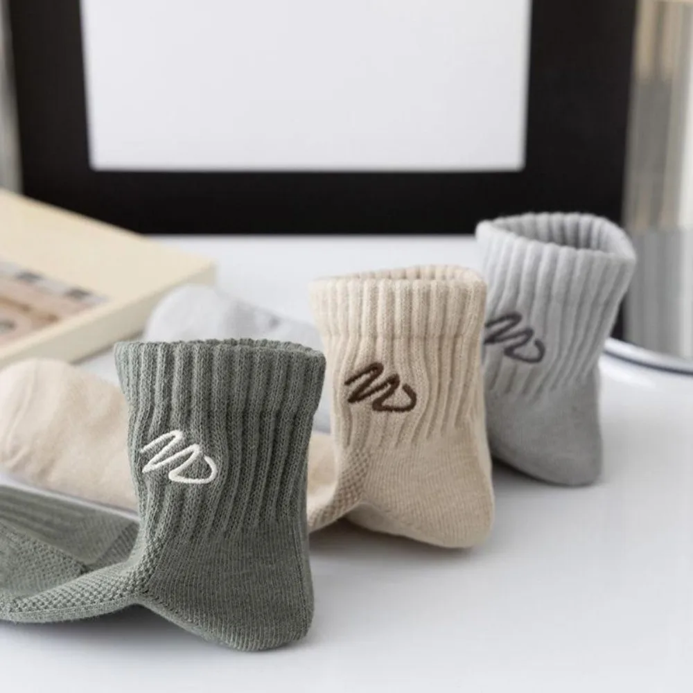 7 Pasang Kaus Kaki Anak Laki-laki Warna Polos Sederhana Kaus Kaki Bordir Bersirkulasi Tabung Pendek EUR 37-44 Kaus Kaki Pria