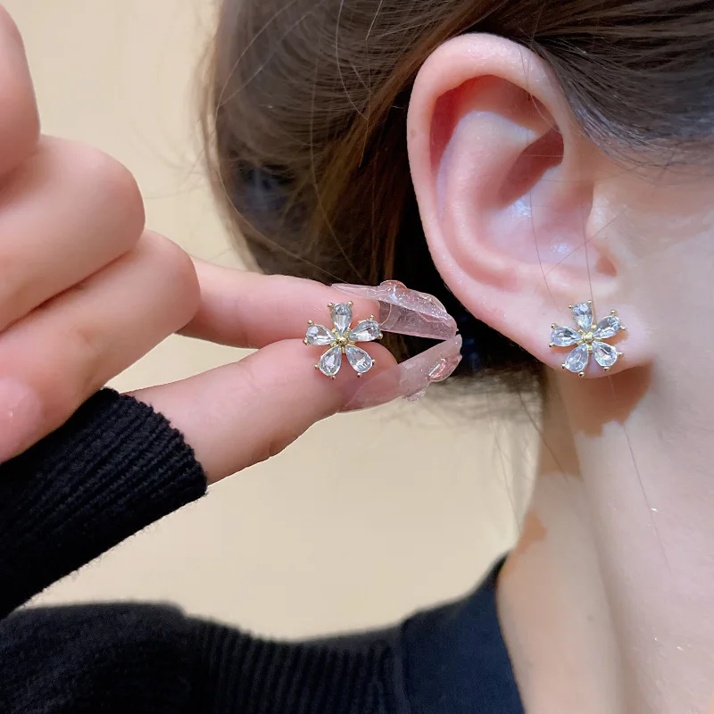 جديد زهرة صغيرة كريستال الزركون وأقراط للنساء هندسية الذهب اللون المعادن الأذن العظام Brincos مجوهرات الزفاف فتاة هدية