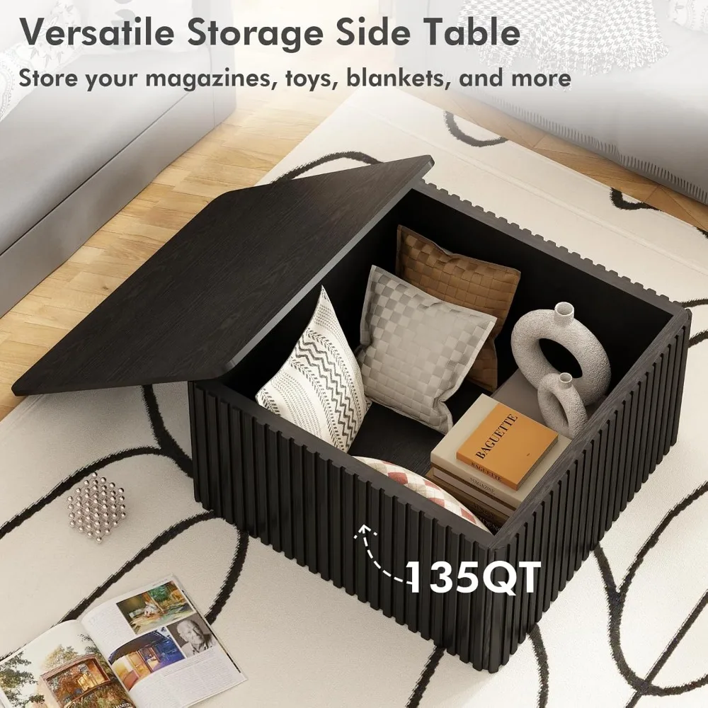 Duży kwadratowy stolik kawowy z radełkowanymi nogami, miejscem do przechowywania, blatem z litego drewna oklejonego, w stylu mid-century modern.