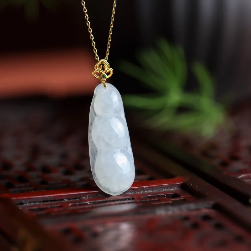 

Женская подвеска из 18-каратного золота с инкрустацией нефритовой фасоли