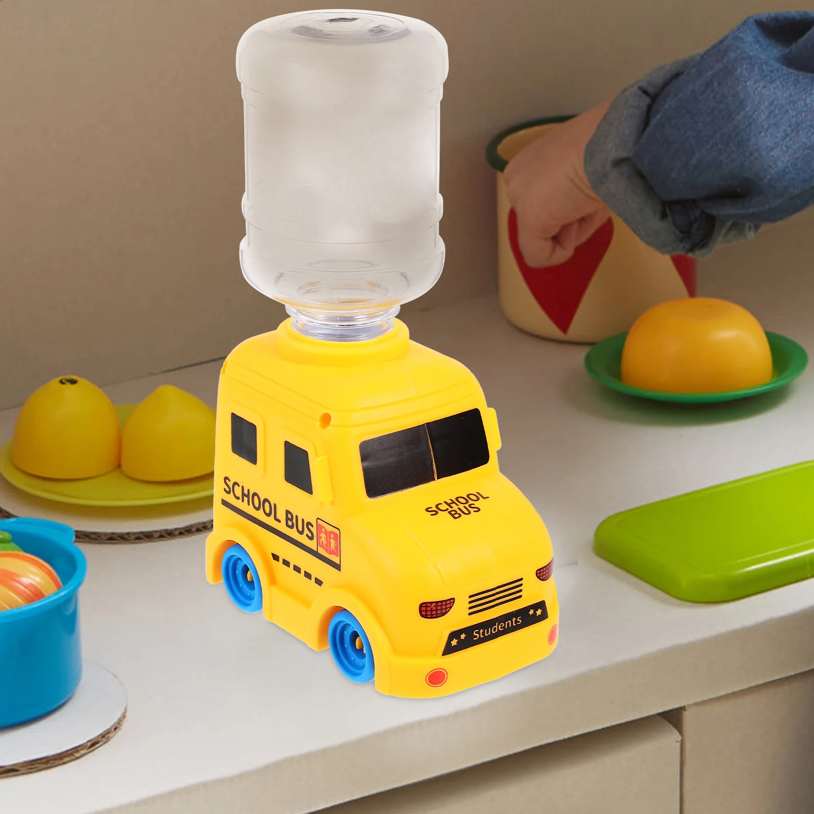 1pc Mini Wasser Dispenser Schule Bus Form Kinder Pretend Spielen Küchengerät Trinkbrunnen Für Kleinkinder Desktop Bildungs