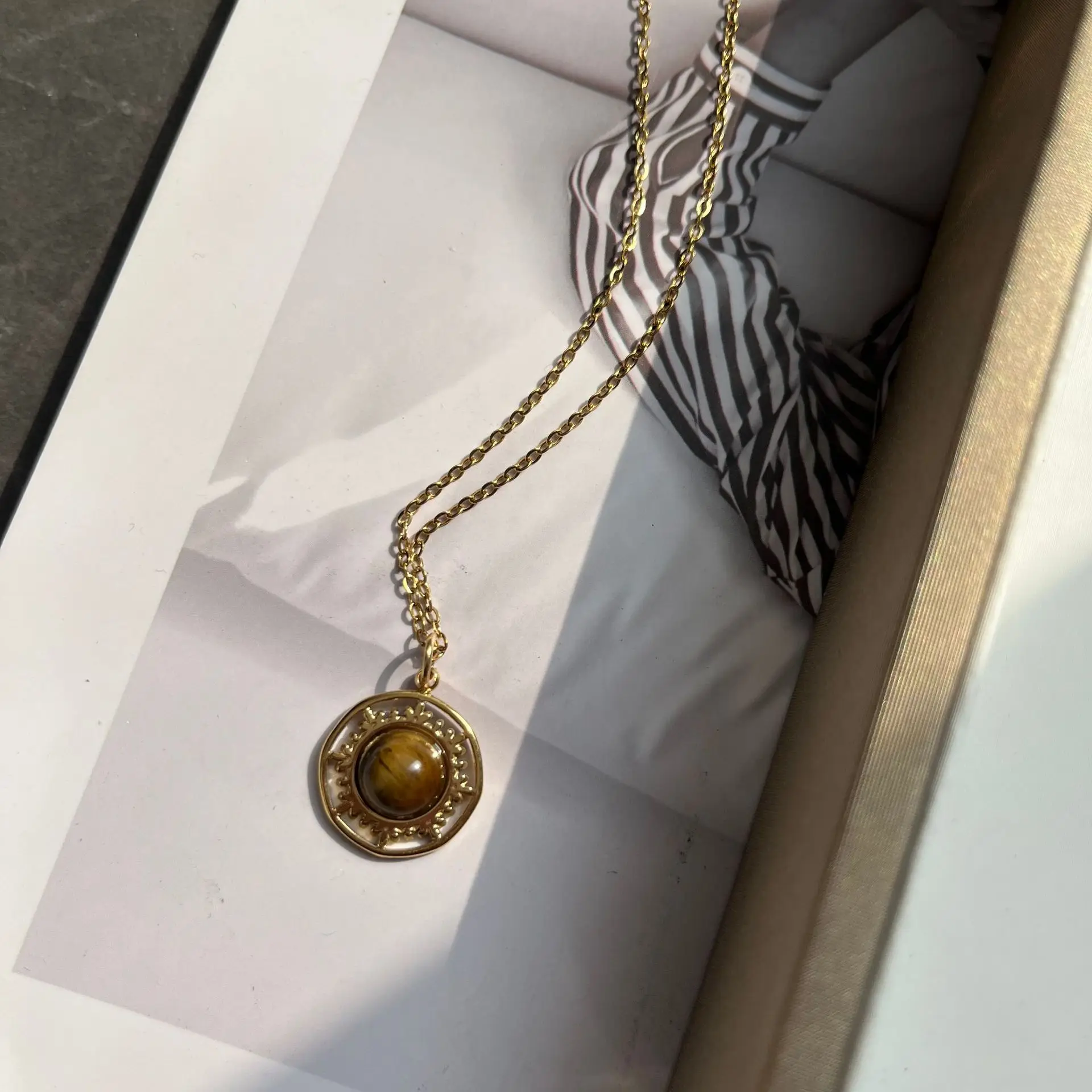 Women's Titanium Steel Natural Tiger's Eye Stone Necklace, Ins Niche Style Clavicle Chain for Daily & Party Wear