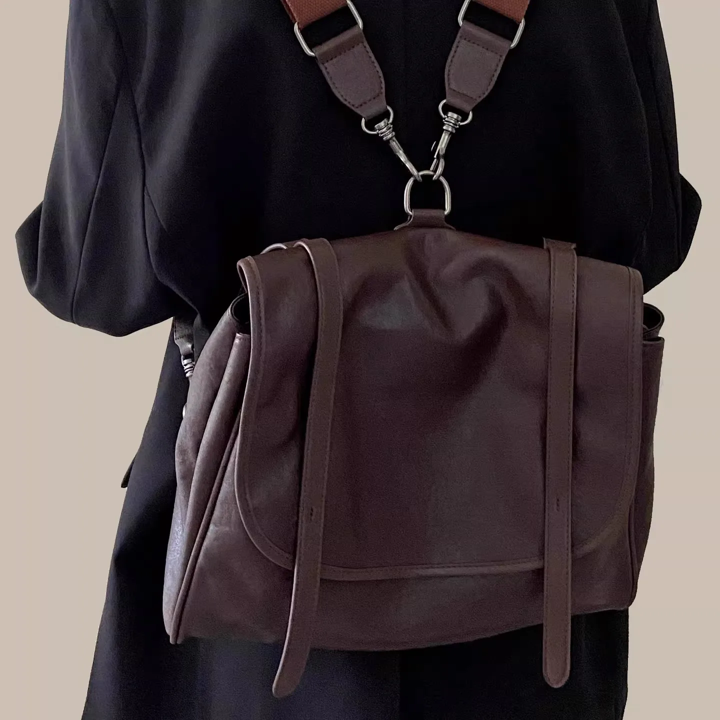 

Vegetable-Tanned Leather Backpack for Women, Large-Capacity Commuter Soft Leather Messenger Bag, Versatile Laptop Bag, Casual Travel Backpack