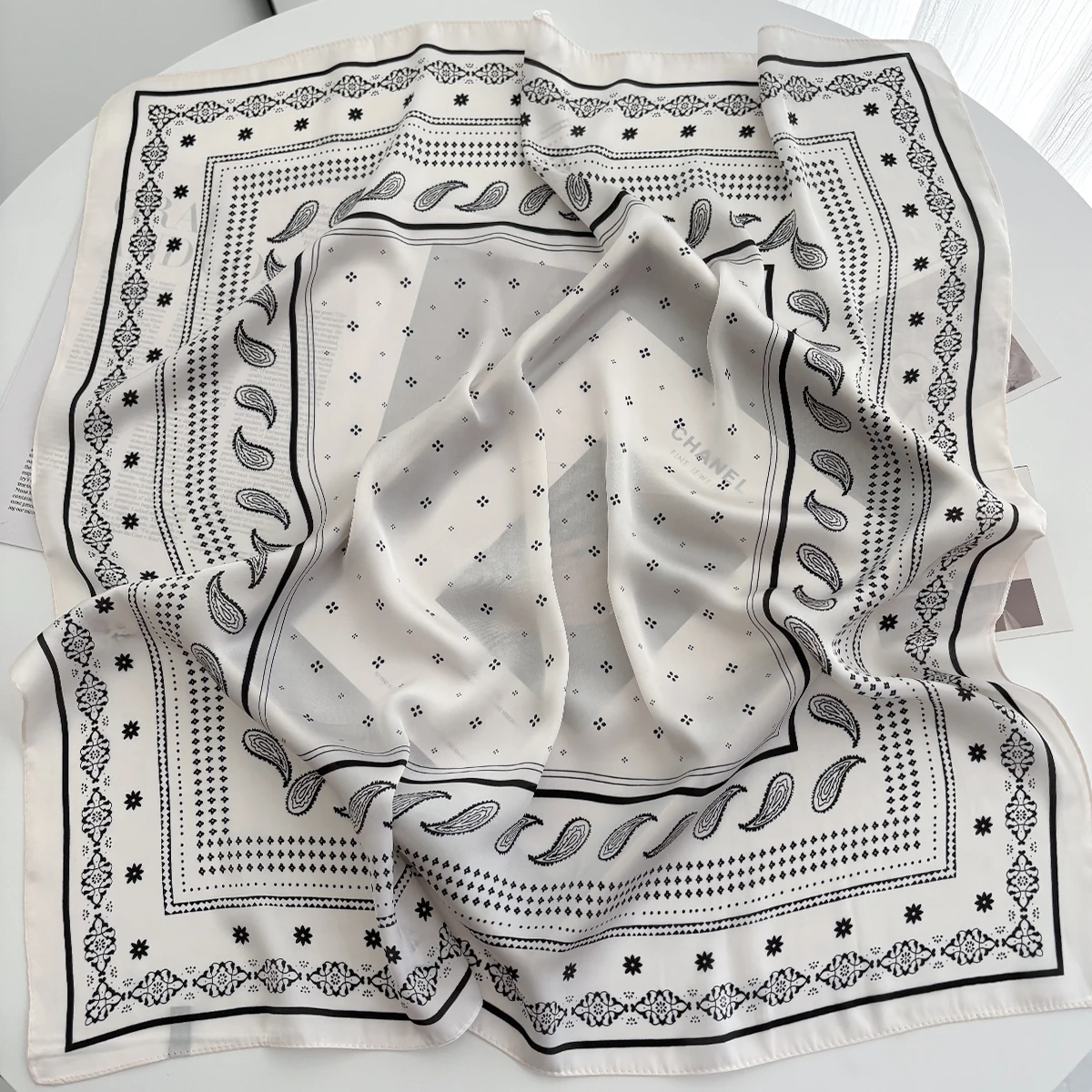 Retro Paisley-Schal, Damen-Satin-Schal, Haar- und Handtuchschal, Damen-Kopftuch, kleiner Halstuch-Schal, Hijab, Damen-Schals. – Detail 6