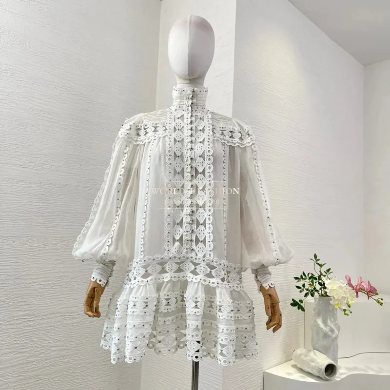 Damesjurken Witte mini-jurk met lange mouwen en borduursel en kralen uitgesneden