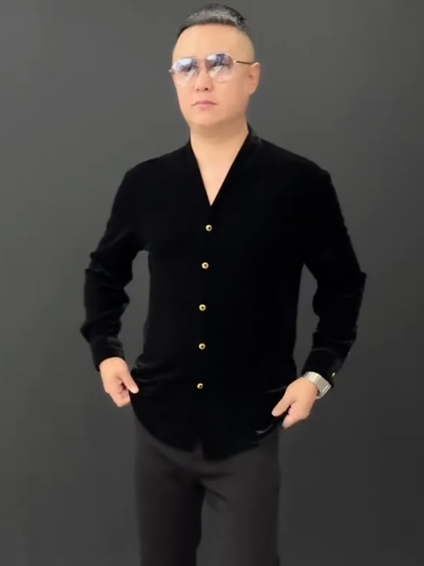 

Модный мужской вельветовый кардиган с V-образным вырезом, роскошный, простой, классический, осенний, новый, с длинным рукавом, молодежный, универсальный, стильный, легко сочетается со всем.