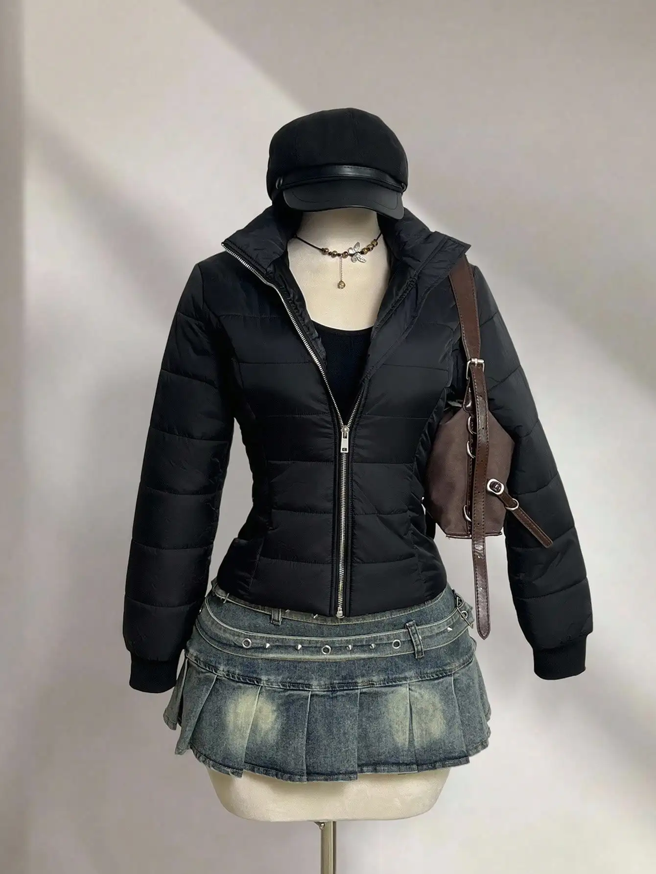 

Женская черная утепленная куртка с зауженной талией и молнией, повседневный уличный стиль для осенне-зимних прогулок