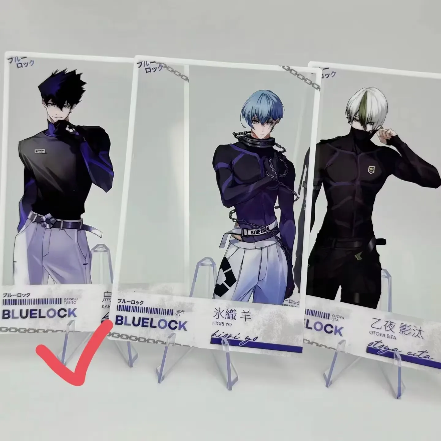 블루 프리즌 네스 아크릴 투명 카드는 당신의 가장 친한 친구가 사진을 찍고 고급스러운 외관으로 장식할 수 있는 선물입니다.