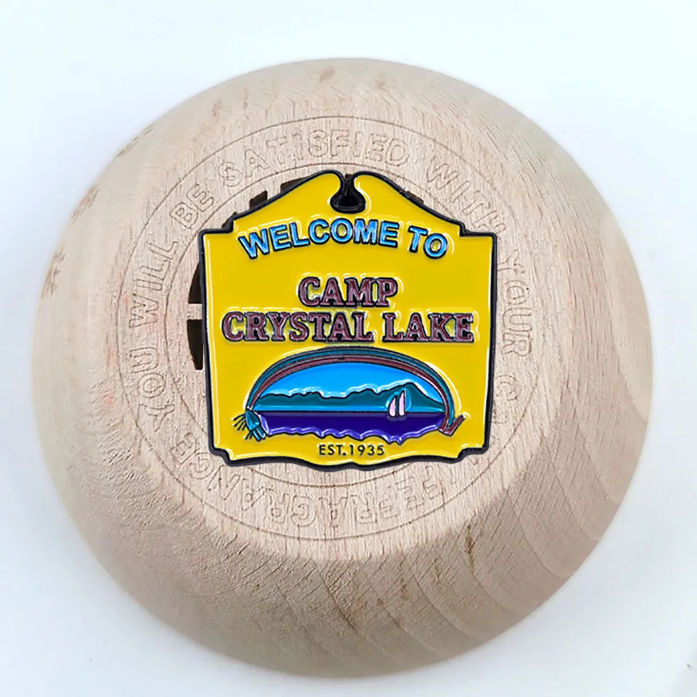 مرحبا بكم في كامب كريستال ليك بروش أفلام الرعب الجمعة الطرفية المينا دبوس الخبز الطلاء شخصية شارة سبيكة الملحقات