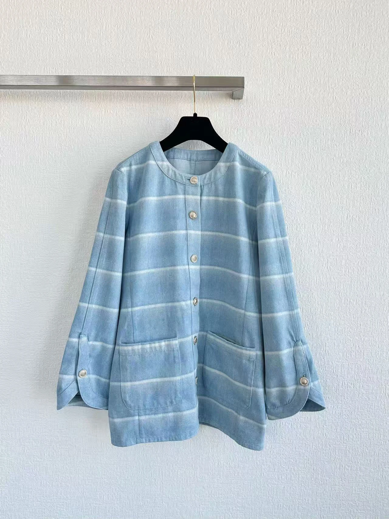 

Элитный бренд: Новая женская коллекция – Куртка с полосатым логотипом на пуговицах и широкие брюки в полоску из высококачественного хлопка, как на показе.