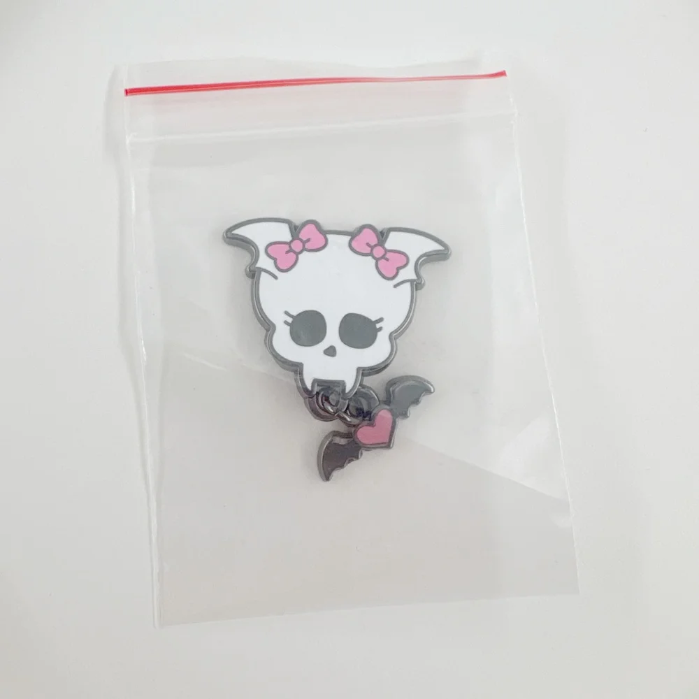 Monster-Animationsfilme Emaille-Pin Cartoon Schwarze Fledermaus Liebesschädel Rosa Schleife Broschen Vampir Reversnadel Anhänger Schmuck Geschenke – Detail 4