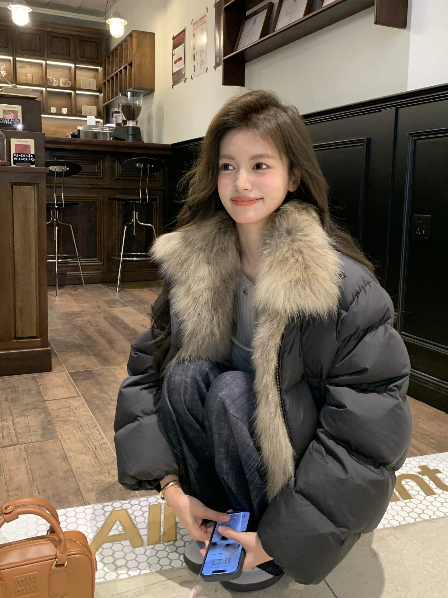 سترة شتوية جديدة قصيرة للنساء مع ياقة من فرو الثعلب، فضفاضة وسميكة، معطف قصير من الفرو على الطراز الكوري