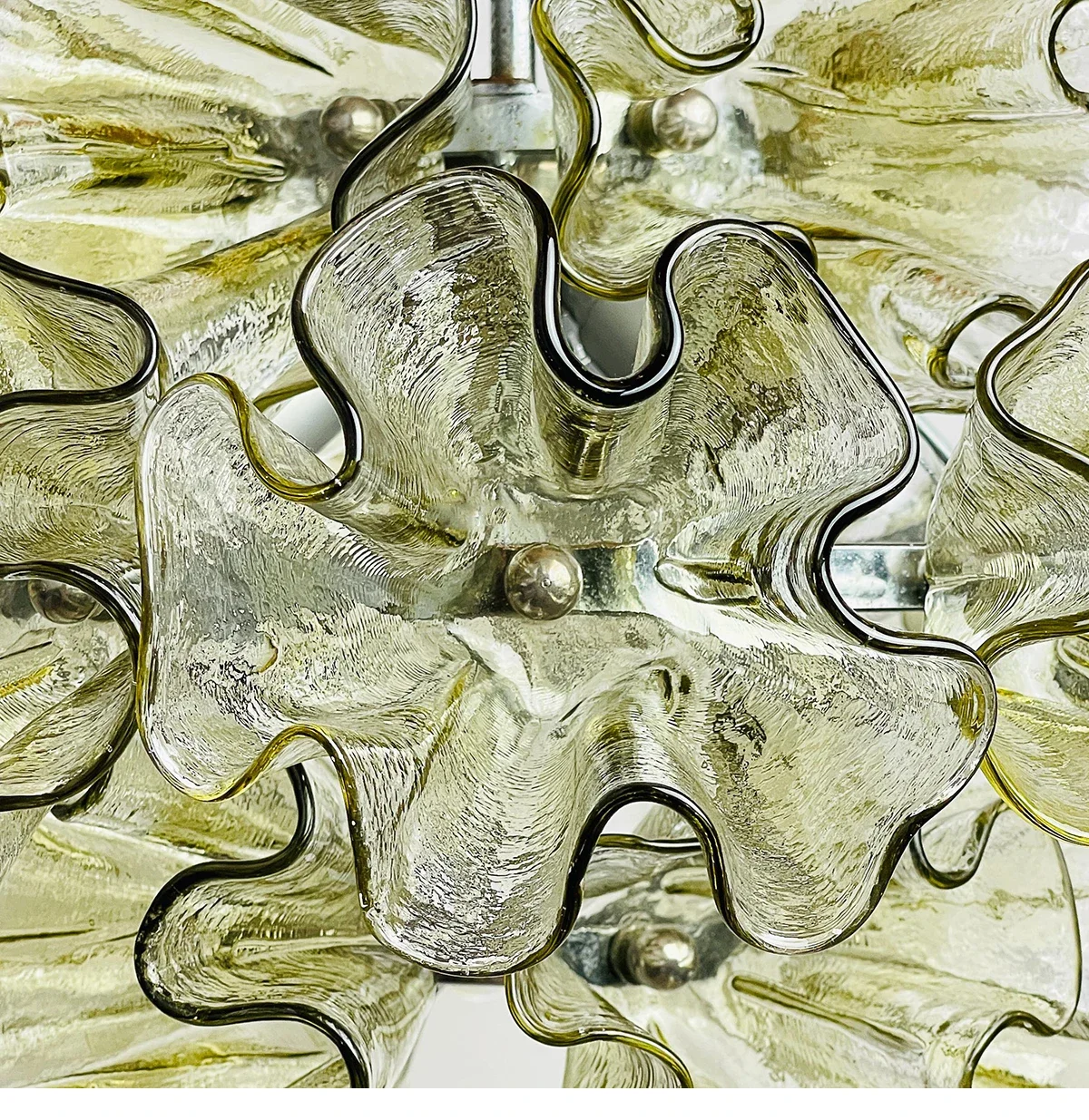 

Postmodern Restaurant Flower Shaped Glass Chandelier Light Luxury French Bedroom Lighting Fixtures