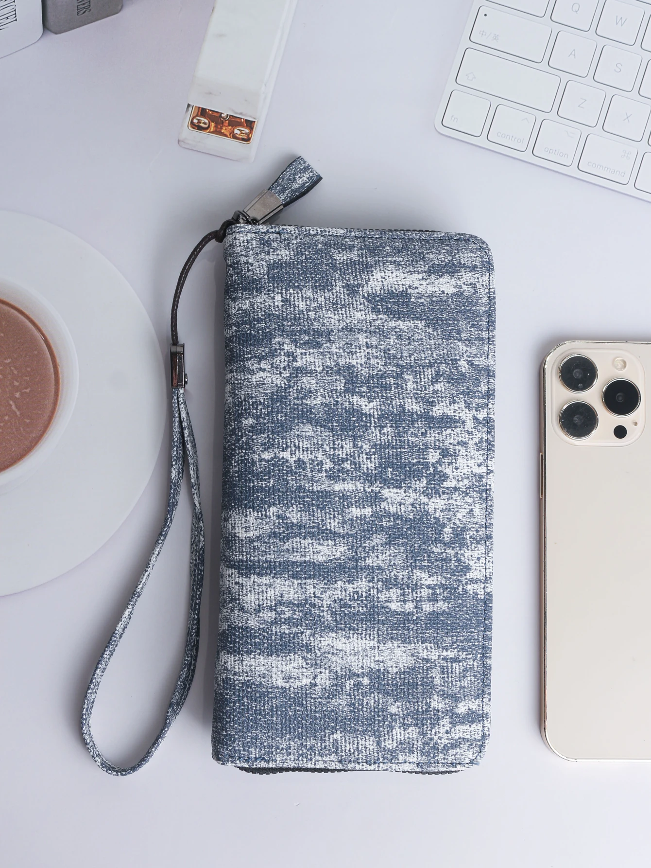 

Стильный минималистичный длинный кошелек из искусственной кожи с джинсовой текстурой и ремешком на запястье | Высококачественный модный повседневный аксессуар в подарок для мужчин