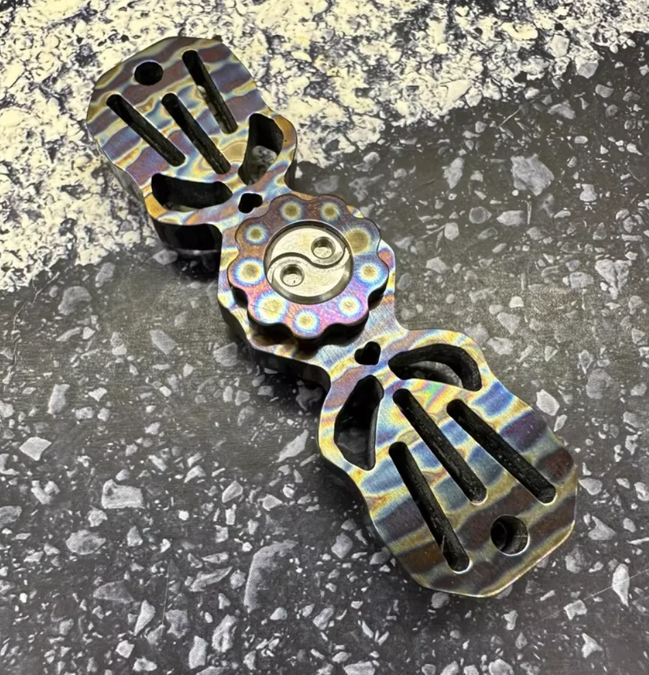 Jouet de décompression fidget de spinner de squelette de camouflage en titane EDC d'occasion