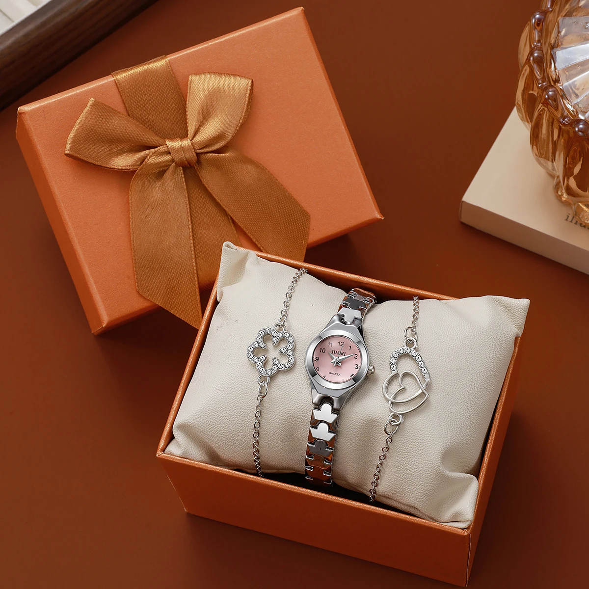 

Набор: серебряные часы с розовым циферблатом и украшения — кварцевые часы с ремешком в форме сердца, браслеты с подвесками в виде клевера и двойного сердца, романтические аксессуары