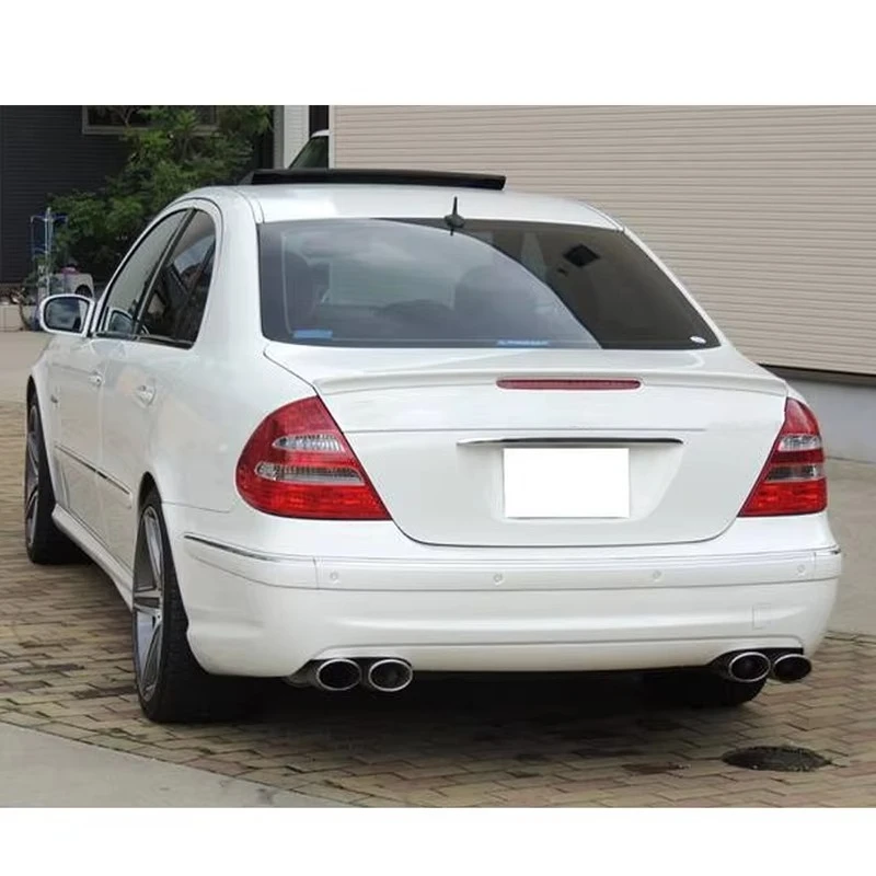 2003-2009 W211 طقم هيكل من الدرجة الإلكترونية مع ميزات E63 مصدات PP جديدة وتنانير جانبية