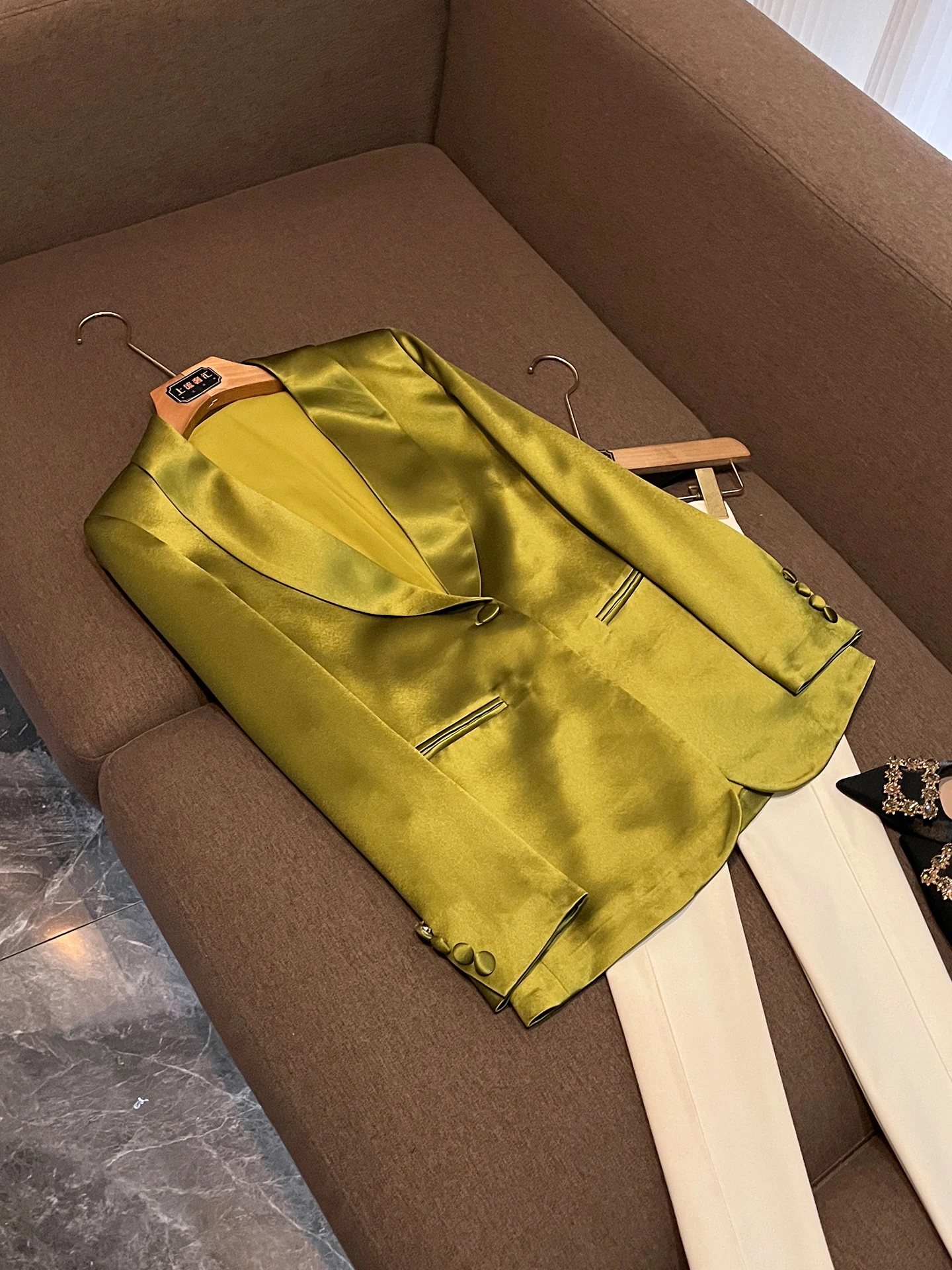 

Summer 2026 Women's Slim Fit Long Sleeve Silk Suit Commute Workwear Elegant Style Green Velvet Lapel Single Button Closure