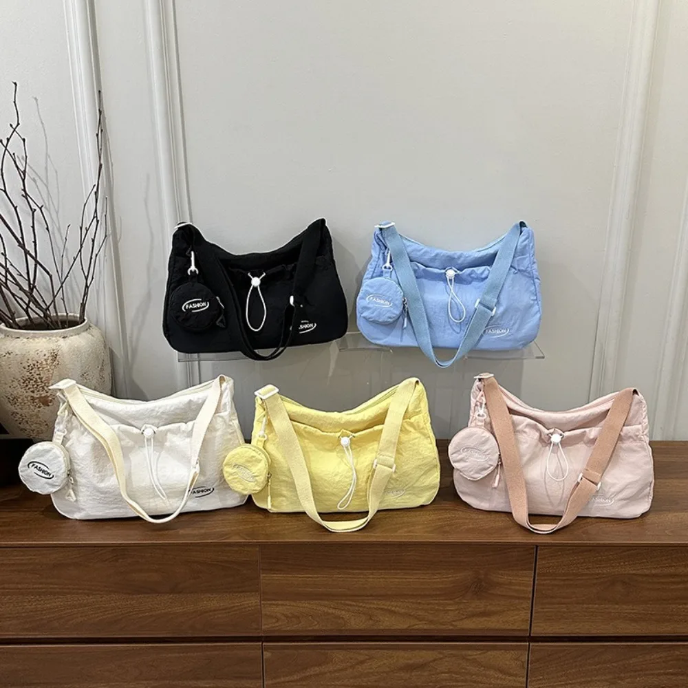 حقيبة كتف نايلون كاجوال بسيطة خفيفة الوزن ذات سعة كبيرة برباط حقيبة كروس مصممة بسحاب للتنقل للسفر