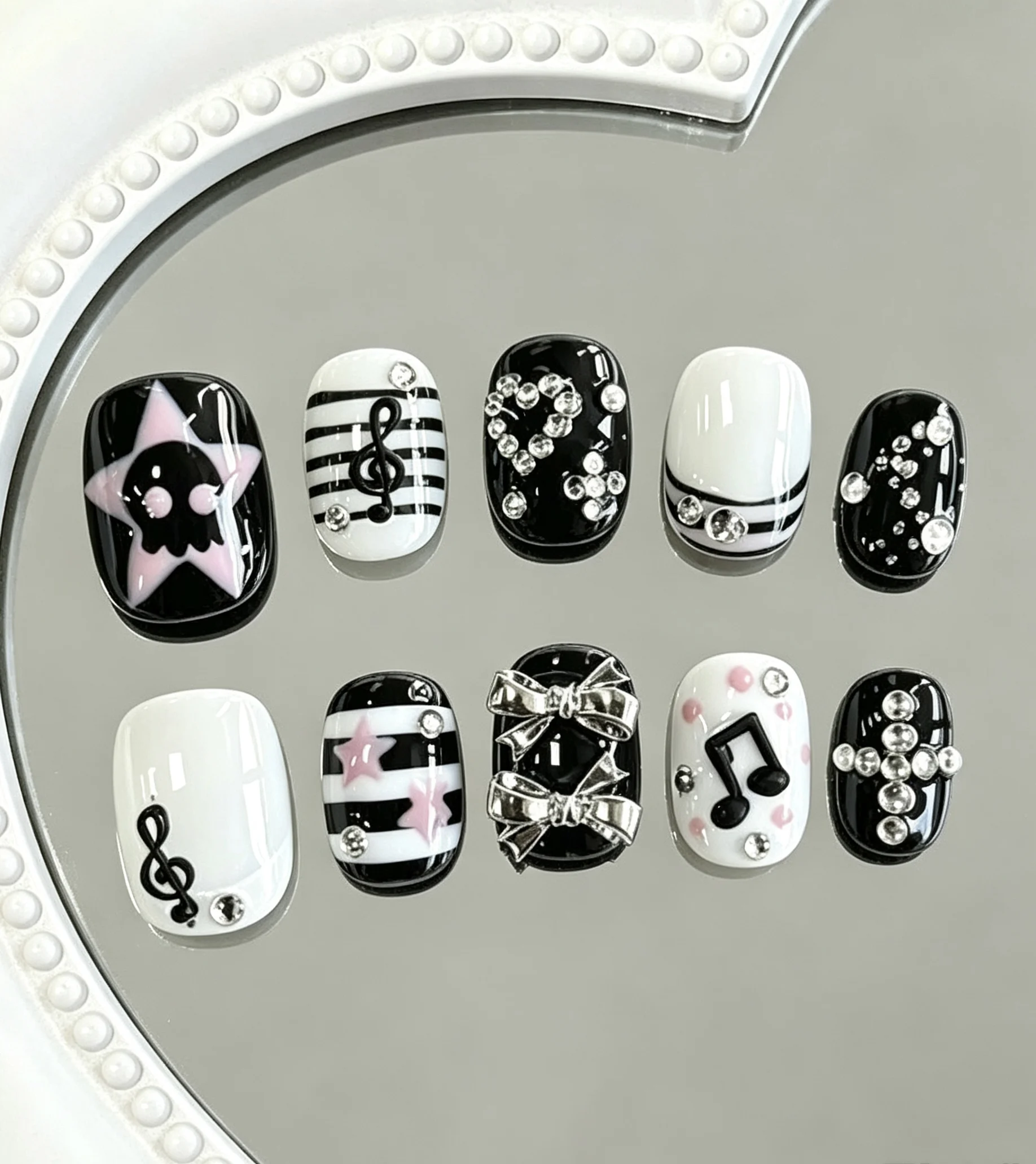 10-Piece Set of Black and Pink Skull Musical Note Bowknot Rhinestone Design, Suitable for Y2K Punk Rock Girls' Short Square Fake Nails