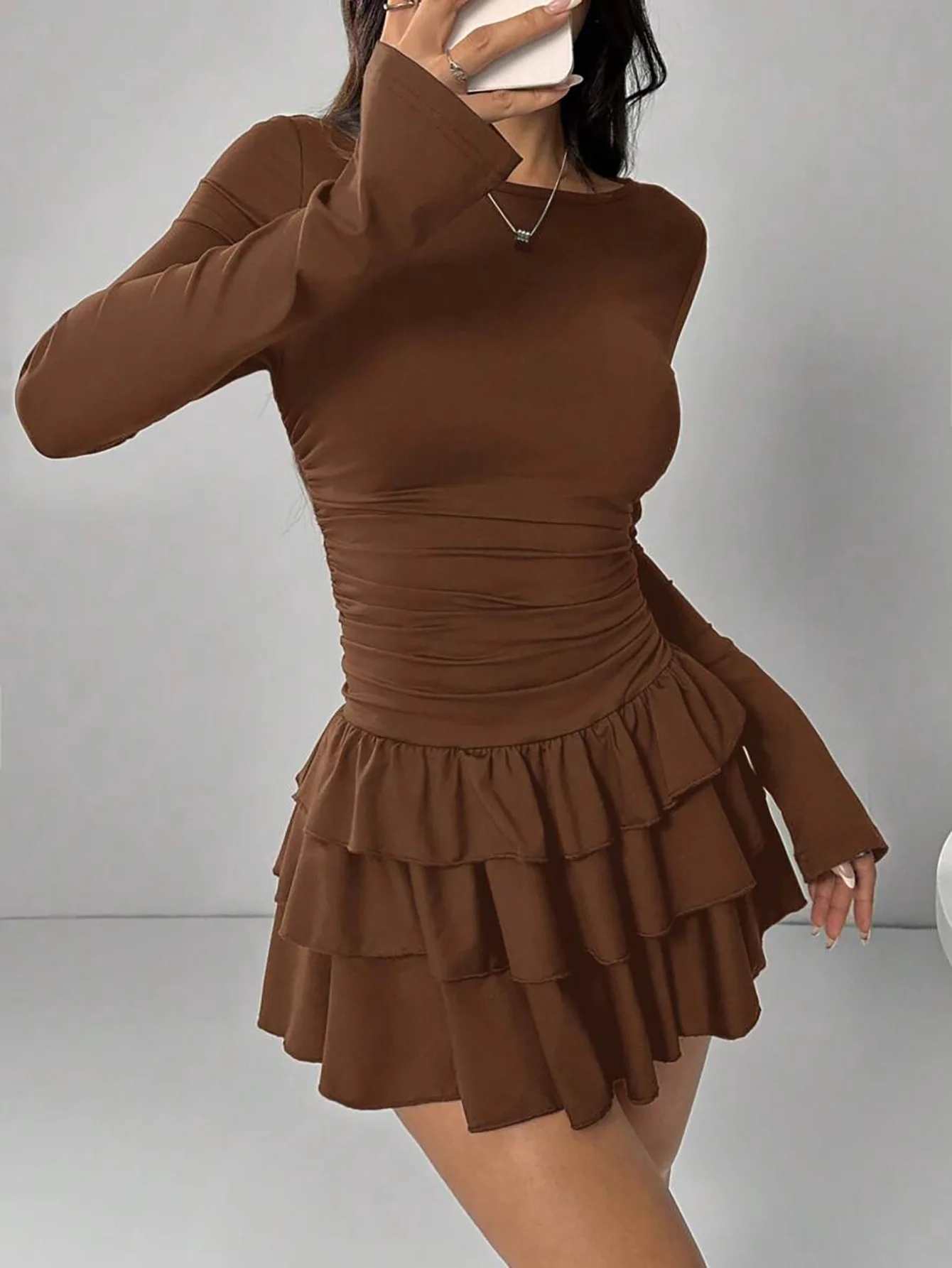 Damen-Kleid mit Rundhalsausschnitt und langen Ärmeln, figurbetont, mit geraffter Taille, mehrlagigem Rüschenrock, schmal geschnitten, Minikleid, lässig, Streetwear, Club, Party – Detail 7