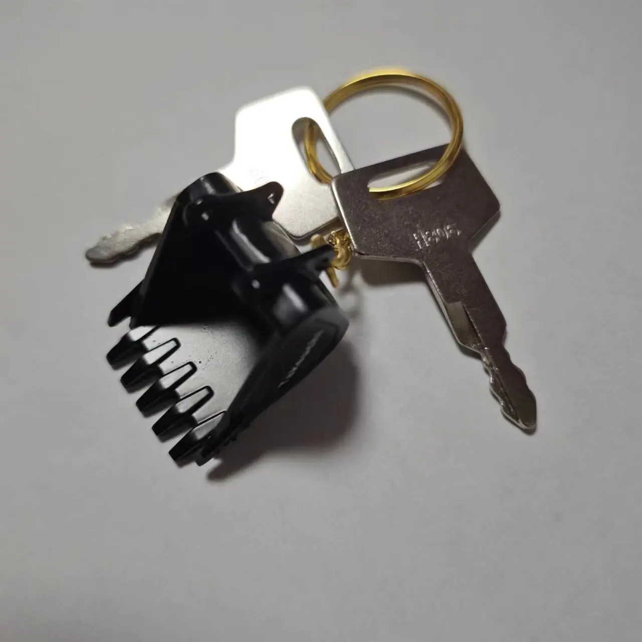 2pcs H806 Excavator Keychain for Takeuchi 60/75150/160/175/180 Fuel Tank Cover Ignition Switch Start Key