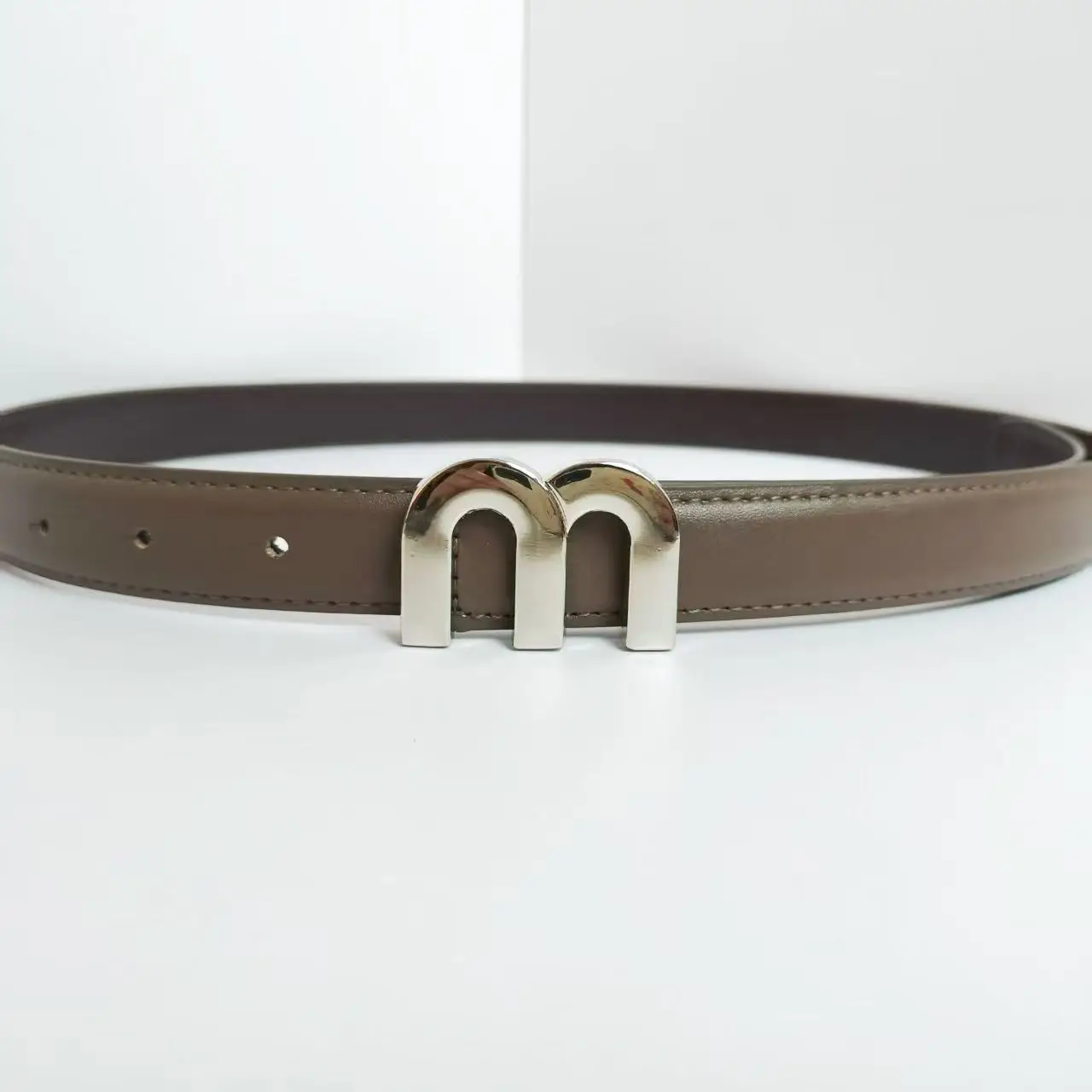Damengürtel M. Hochwertige Silberschnalle, ideal passend zu Kleidern und Jeans, Damengürtel – Detail 8