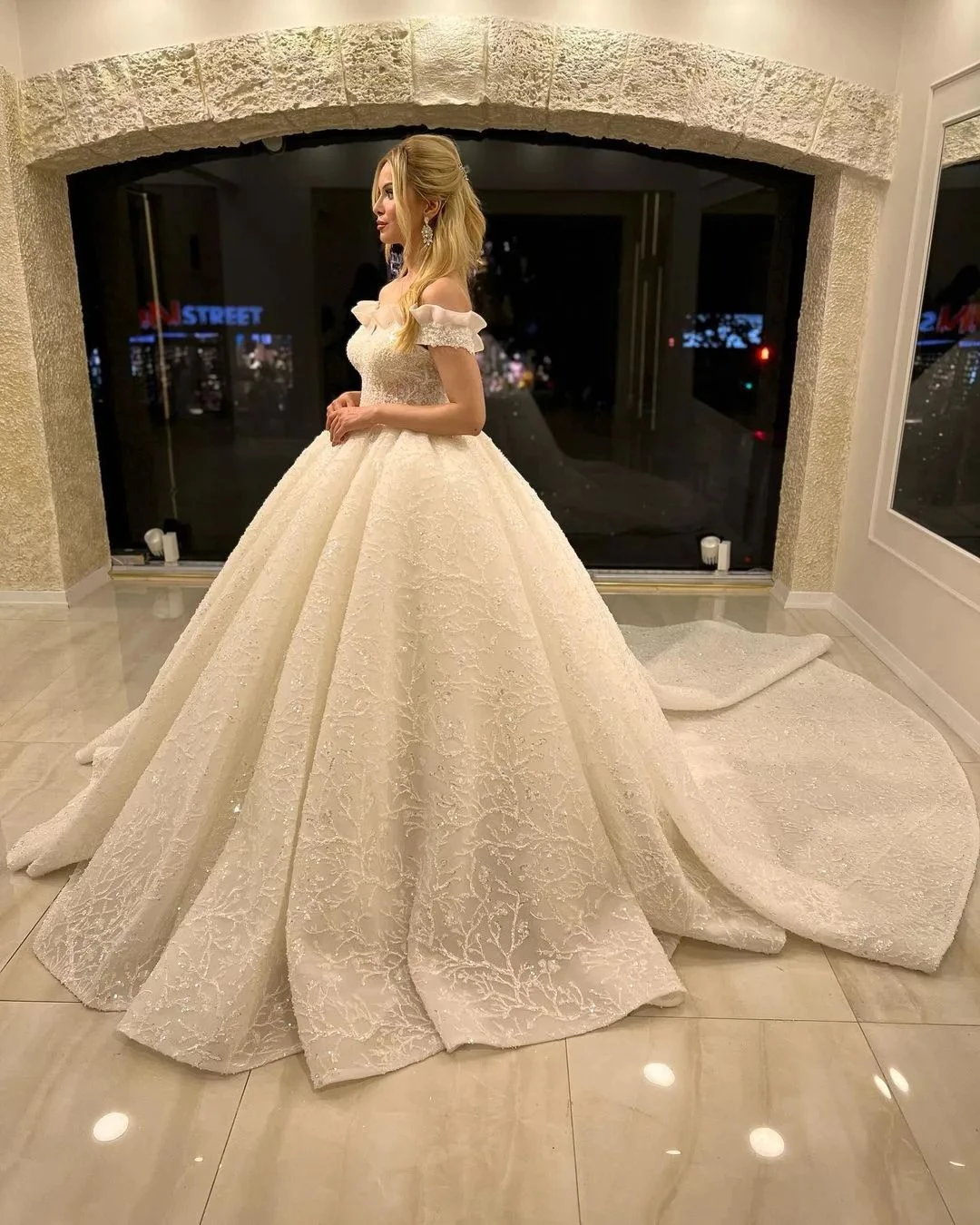 Gorgeous Ball Gown Wedding Dresses Off Shoulder Appliques Lace Bridal Custom Made Lace-Up Back Sweep Train Robe De Mariee