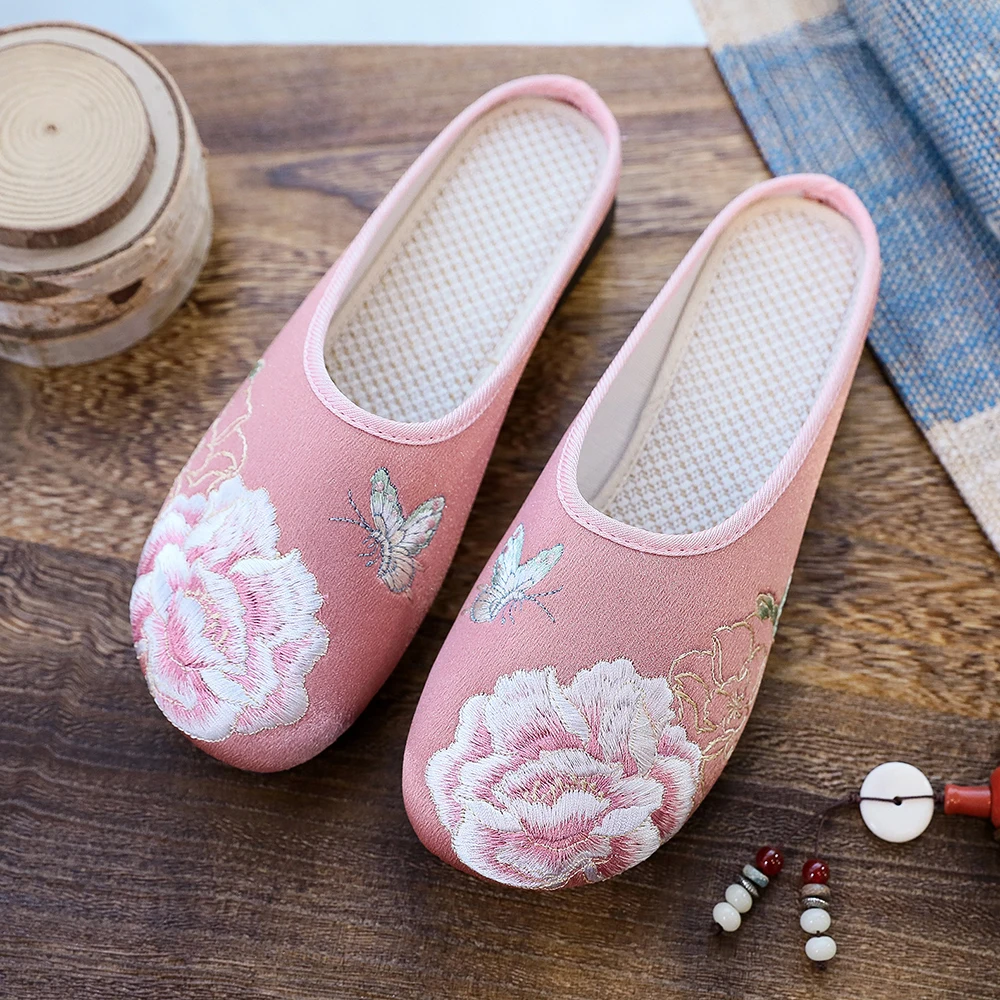 Veowalk Women Comfortable Cotton Fabric Embroidered Closed Toe Flat Slippers Retro Chinese Style Mules Shoes with Soft Bottoms