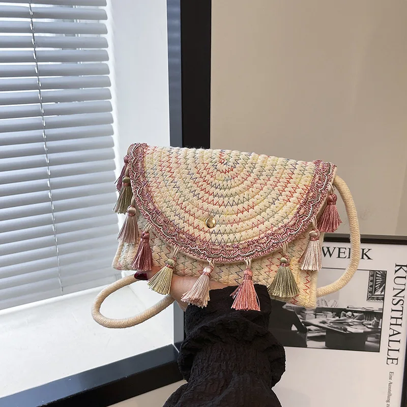 

Сумка из соломки в стиле бохо для женщин, летняя новинка, дизайнерская сумка-конверт с бахромой, модная стильная сумка через плечо.