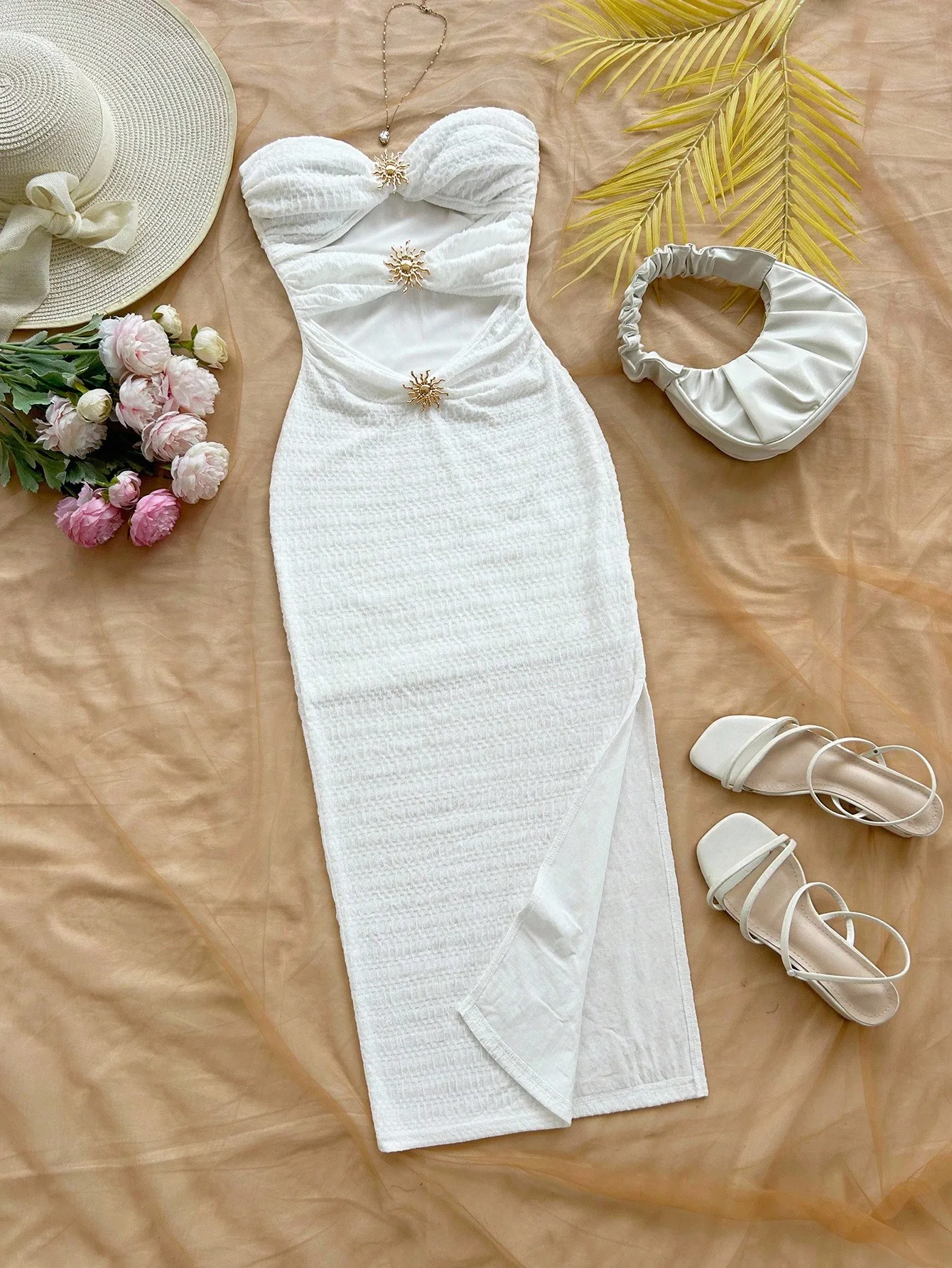 

Белое фактурное платье без бретелек с вырезами и металлическими декоративными элементами