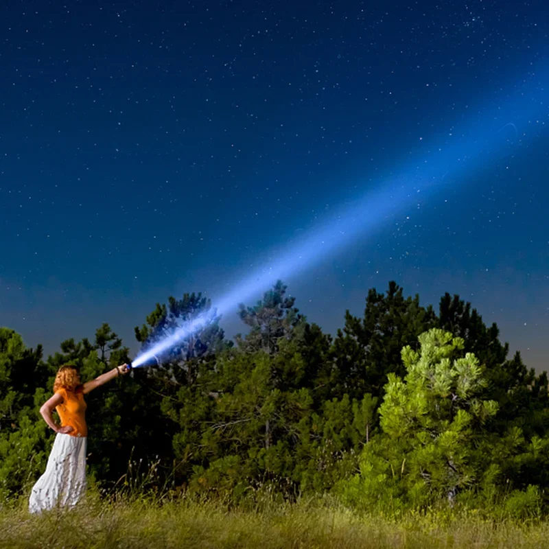 Potente linterna LED, linterna portátil de aleación de aluminio brillante y fuerte, recargable por USB, luz de Flash táctica para acampar al aire