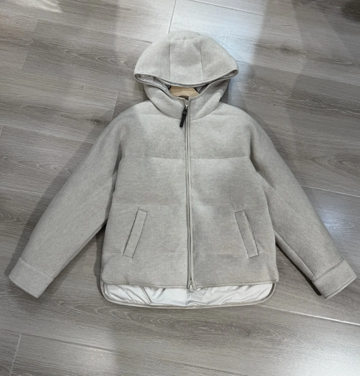 Neue, hochwertige, gestrickte weiße Gänsedaunen-Daunenjacke aus Kaschmir mit Kapuze, modische und vielseitige Freizeitjacke