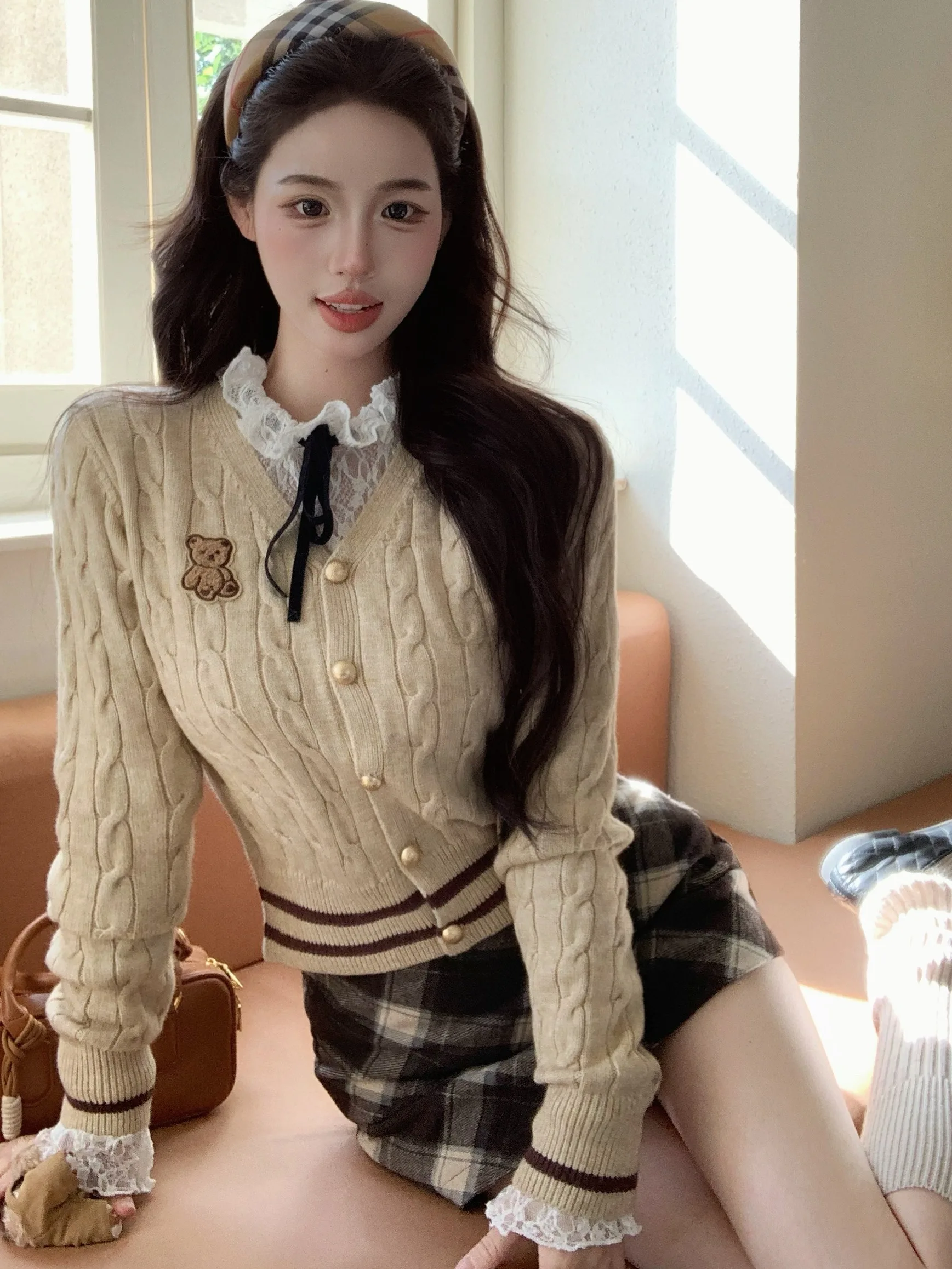 

Женский вязаный комплект в стиле преппи: кардиган с косами, кружевной топ и длинная приталенная юбка. Модный комплект для весны.