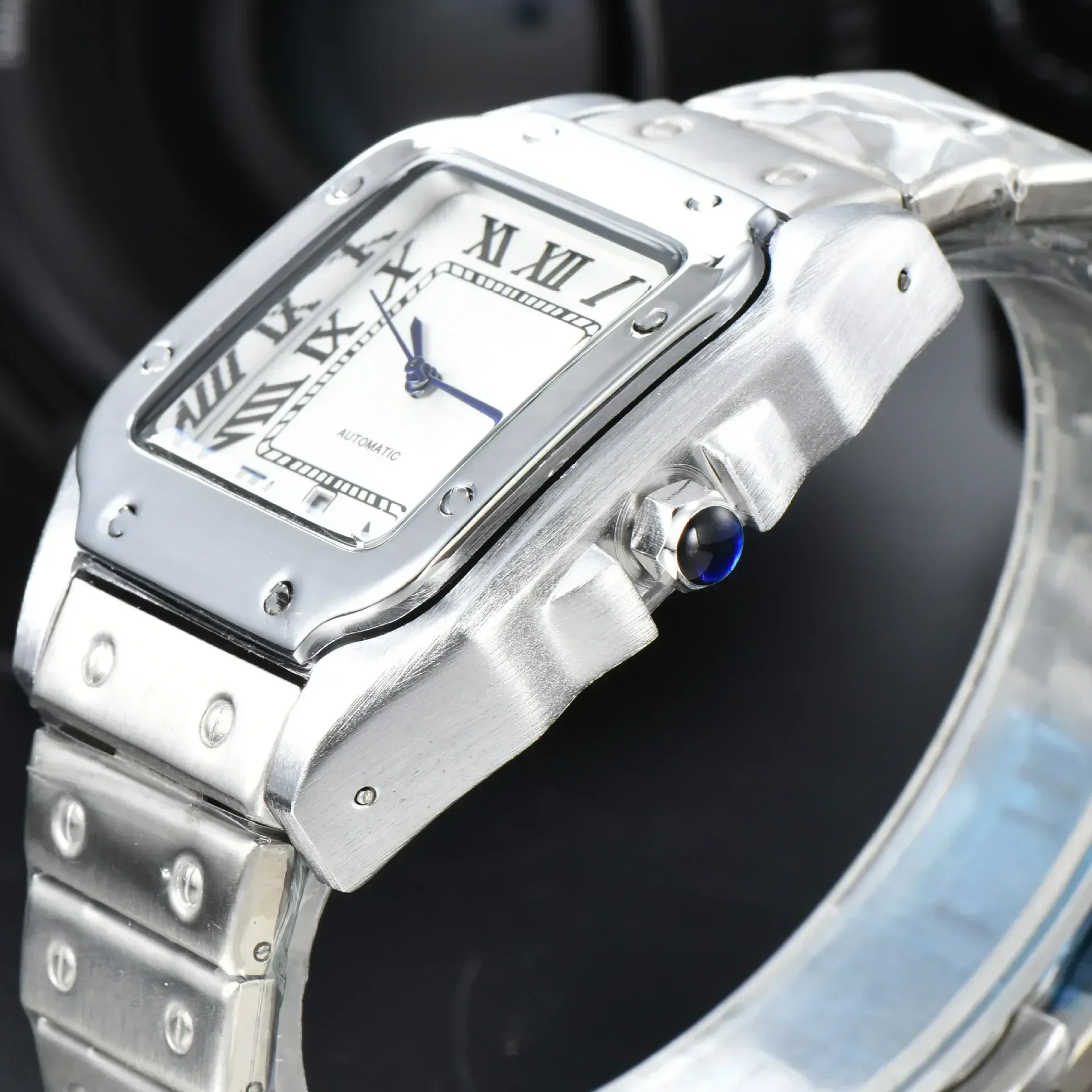 تتميز ساعة توقيت كوارتز مربعة من الفولاذ المقاوم للصدأ للرجال لعام 2025 على ساعة عرض تقويم أنيقة وسخية متعددة الوظائف