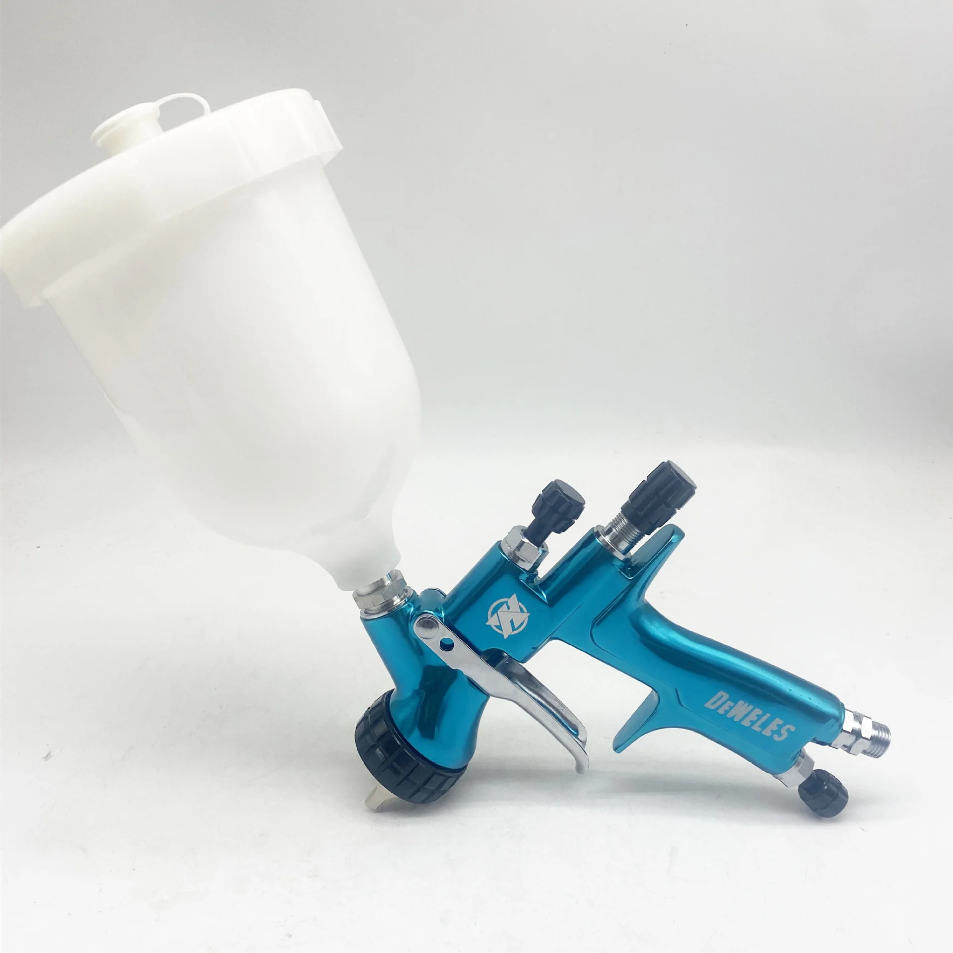 DEWELES New Design Professional YH Paint Spray Gun High Pressure 600cc 1.3mm Gravity Feed Varnish Paint Sprayer Pneumatic Tools